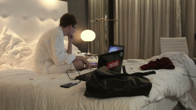 Edward Snowden en su habitación de hotel. Edward Snowden en su habitación de hotel.