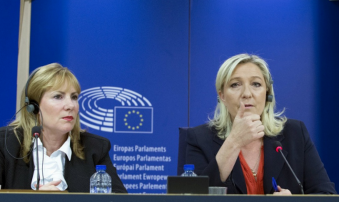 La ex-UKIP Janice Atkinson y Marine Le Pen, en una rueda de prensa. © Reuters