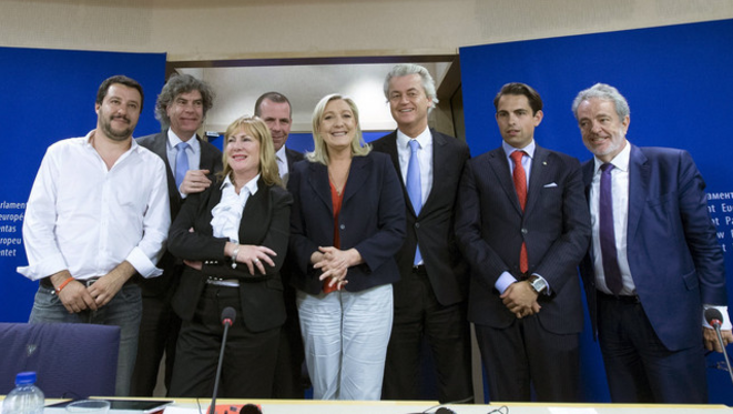 Marine Le Pen este martes en Bruselas junto a sus nuevos aliados del Parlamento Europeo. © Reuters