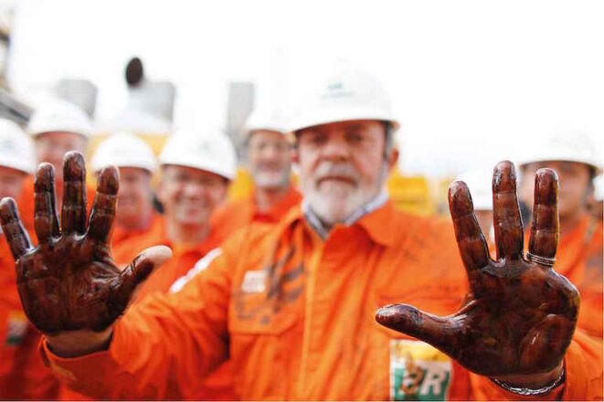 Lula se mancha las manos con el petróleo de pré-sel descubierto recientemente, el 2 de septiembre 2008. © Ricardo Stuckert Lula se mancha las manos con el petróleo de pré-sel descubierto recientemente, el 2 de septiembre 2008. © Ricardo Stuckert