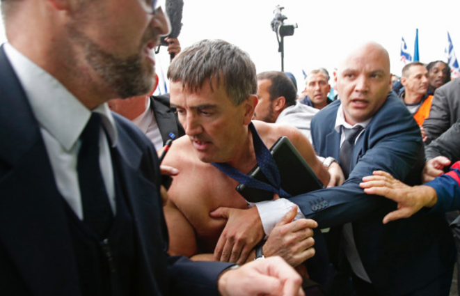 El director de recursos humanos de Air France agredido por los manifestantes.  © Reuters