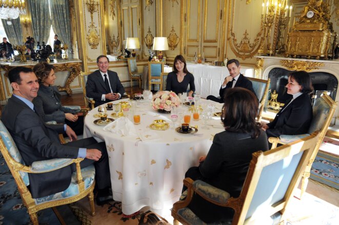 Bachar el-Assad et sa femme, avec le couple Sarkozy et Claude Guéant, à l'Elysée, en juillet 2008. Bachar el-Assad et sa femme, avec le couple Sarkozy et Claude Guéant, à l'Elysée, en juillet 2008.