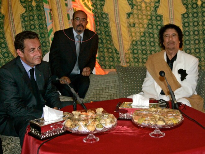 Moftah Missouri (au centre), avec Nicolas Sarkozy et Mouammar Kadhafi, à Tripoli © Reuters Moftah Missouri (au centre), avec Nicolas Sarkozy et Mouammar Kadhafi, à Tripoli © Reuters