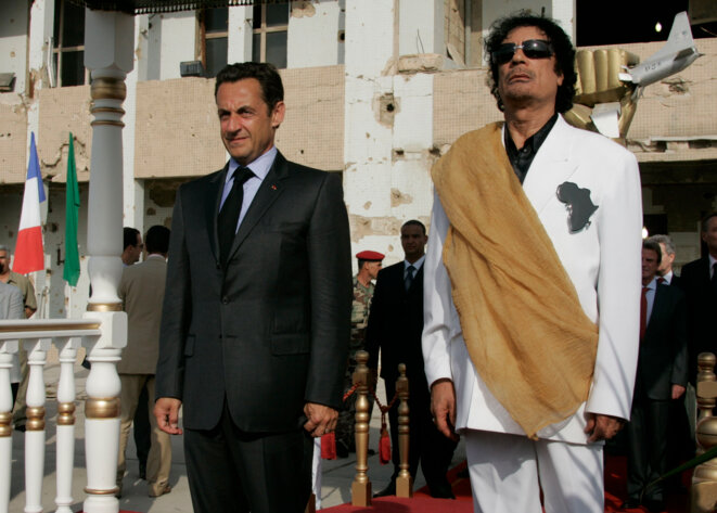 Nicolas Sarkozy et Mouammar Kadhafi devant la maison du second bombarbée par les Américains. © Reuters