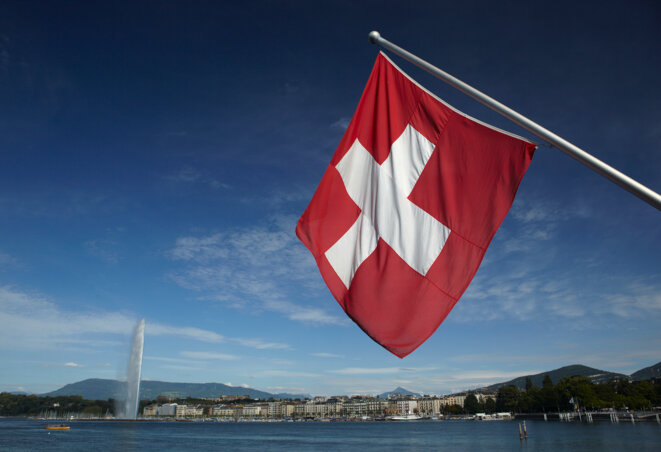 Le drapeau suisse flottant sur Genève. © Reuters Le drapeau suisse flottant sur Genève. © Reuters