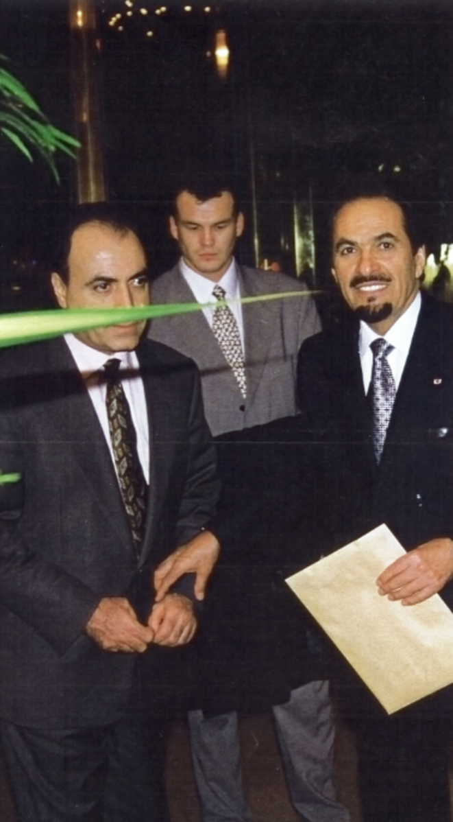 Ziad Takieddine et Ali Ben Moussalem (à droite), à l'hôtel Prince-de-Galles, en 1994. © DR Ziad Takieddine et Ali Ben Moussalem (à droite), à l'hôtel Prince-de-Galles, en 1994. © DR