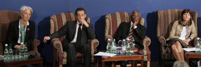 Christine Lagarde, Nicolas Sarkozy, le président sud-africain Thabo Mbeki et Anne Lauvergeon en février 2008. © Reuters