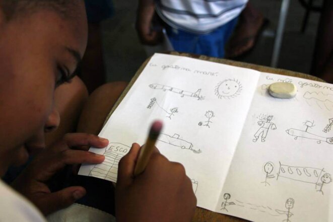 Un enfant dessine, sur deux colonnes, ce qu'il aime et n'aime pas à la Maré © Marie Naudascher et Patrick Vanier Un enfant dessine, sur deux colonnes, ce qu'il aime et n'aime pas à la Maré © Marie Naudascher et Patrick Vanier