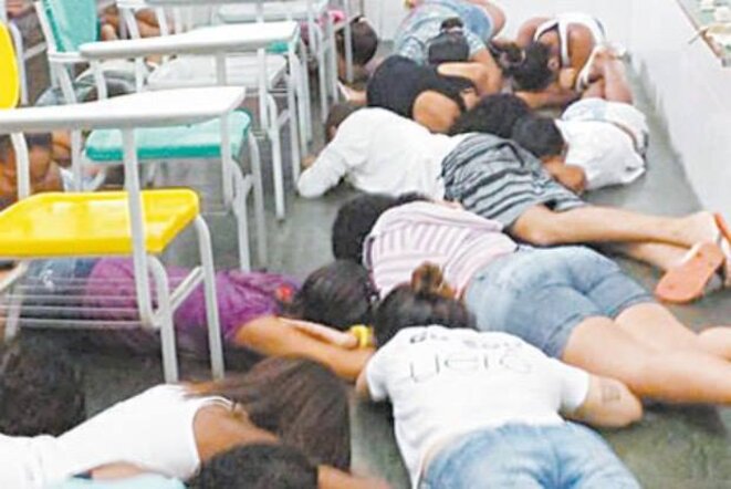 Enfants contraints de se jeter à terre dans une salle de classe à cause d'une fusillade dans la rue © Yvonne Bezerra de Mello Enfants contraints de se jeter à terre dans une salle de classe à cause d'une fusillade dans la rue © Yvonne Bezerra de Mello