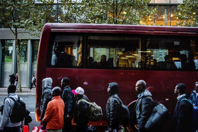 les bus sont blancs d' habitude Photo Martin Colombet et Hanslucas les bus sont blancs d' habitude Photo Martin Colombet et Hanslucas