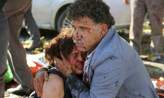 rescapés du massacre à Ankara le 10/10/15 © The Guardian rescapés du massacre à Ankara le 10/10/15 © The Guardian