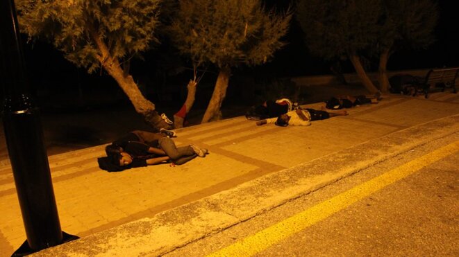 La nuit les réfugiés dorment près du port La nuit les réfugiés dorment près du port