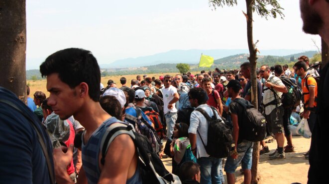 Des centaines de personnes s'amassent à la frontière gréco-macédonienne et l'attente interminable commence Des centaines de personnes s'amassent à la frontière gréco-macédonienne et l'attente interminable commence