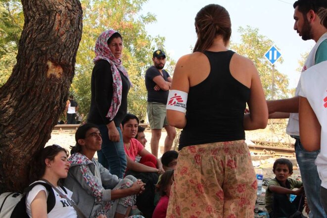 MSF est présent sur les lieux pour distribuer des accessoires divers utiles à la poursuite du voyage MSF est présent sur les lieux pour distribuer des accessoires divers utiles à la poursuite du voyage