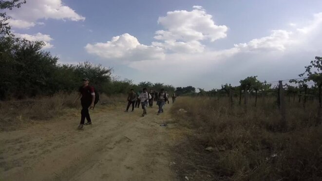 Après le passage de la frontière gréco-macédonienne, la marche vers la gare des trains la plus proche Après le passage de la frontière gréco-macédonienne, la marche vers la gare des trains la plus proche