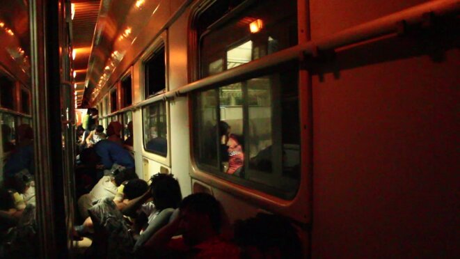 Le train qui traverse la Macédoine bondé de monde Le train qui traverse la Macédoine bondé de monde
