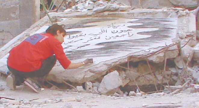 Wiam Simav Bedixran parmi les ruines de Homs Wiam Simav Bedixran parmi les ruines de Homs
