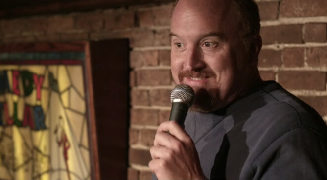 Louis C.K. sur scène, dans sa série « Louie ». Louis C.K. sur scène, dans sa série « Louie ».