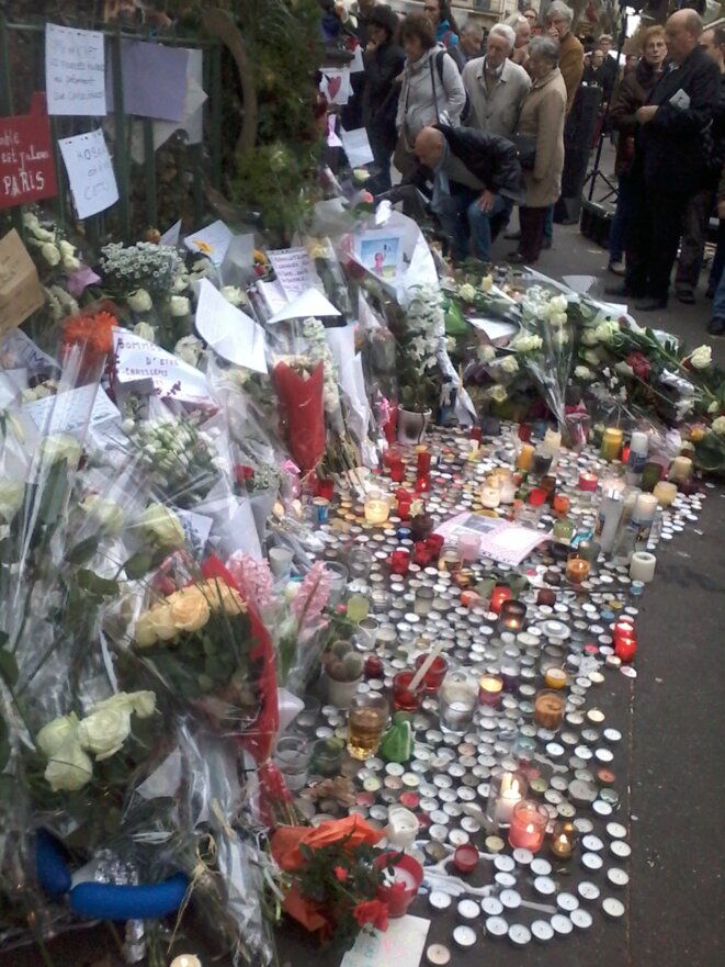 Recueillement lundi 16 novembre devant le Bataclan © Rosa Louise Recueillement lundi 16 novembre devant le Bataclan © Rosa Louise