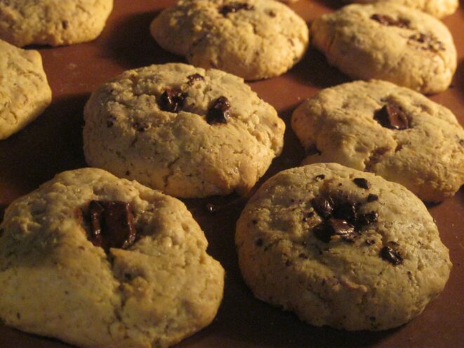 Dix-huit cookies et du chocolat