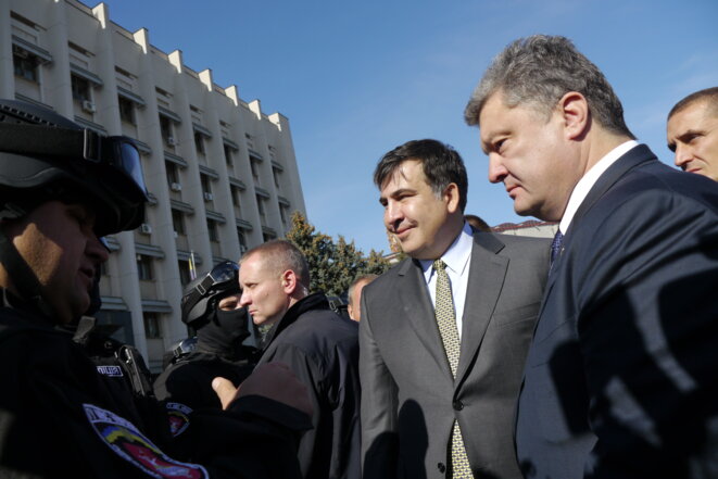 Le président Petro Porochenko et Mikhaïl Saakachvili devant le siège de la préfecture d'Odessa © Amélie Poinssot Le président Petro Porochenko et Mikhaïl Saakachvili devant le siège de la préfecture d'Odessa © Amélie Poinssot