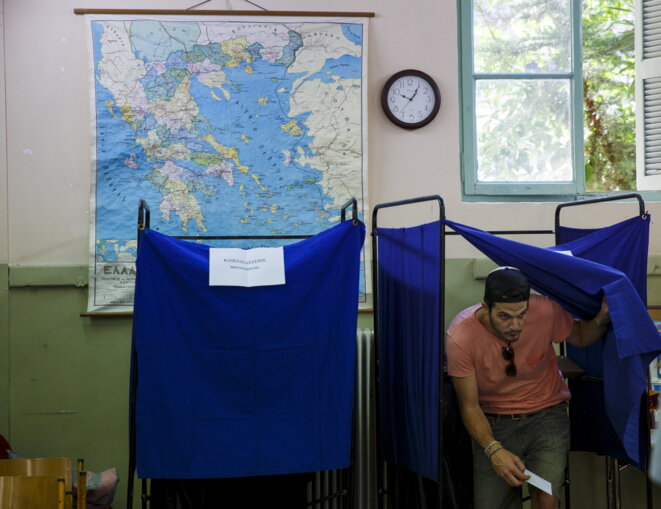 Un électeur grec vote dimanche 20 septembre 2015 © Reuters Un électeur grec vote dimanche 20 septembre 2015 © Reuters