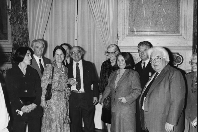 L'avocate Madeleine Lafue-Véron, Gilbert, Nicole, l'intellectuel arabophone Maxime Rodinson, Mme Rousset, Pierre Avot (grand fabricant de faux papiers), David Rousset, trotskyste puis député gaulliste, Simonne Minguet, à l'Hôtel Matignon, 1982. L'avocate Madeleine Lafue-Véron, Gilbert, Nicole, l'intellectuel arabophone Maxime Rodinson, Mme Rousset, Pierre Avot (grand fabricant de faux papiers), David Rousset, trotskyste puis député gaulliste, Simonne Minguet, à l'Hôtel Matignon, 1982.
