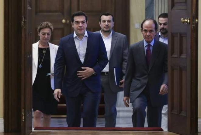 Alexis Tsipras arrive au palais présidentiel, lundi 6 juillet à Athènes. © Reuters Alexis Tsipras arrive au palais présidentiel, lundi 6 juillet à Athènes. © Reuters