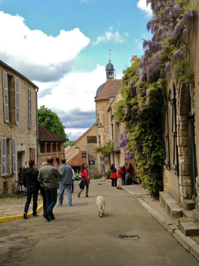 Déambulation dominicale dans la rue principale de Vézelay. © A. D. Déambulation dominicale dans la rue principale de Vézelay. © A. D.
