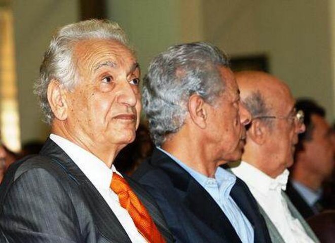 En septembre 2007, Hocine Aït Ahmed lors du lancement de l'Initiative des Trois. En septembre 2007, Hocine Aït Ahmed lors du lancement de l'Initiative des Trois.