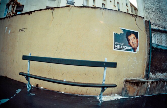 Une table rase, une chaise vide, un banc...?