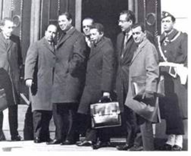 Signature des accords d'Evian, mars 1962. Signature des accords d'Evian, mars 1962.
