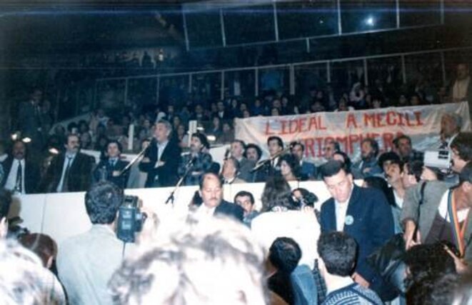 Hocine Aït Ahmed en meeting à Alger, en avril 1990. Hocine Aït Ahmed en meeting à Alger, en avril 1990.
