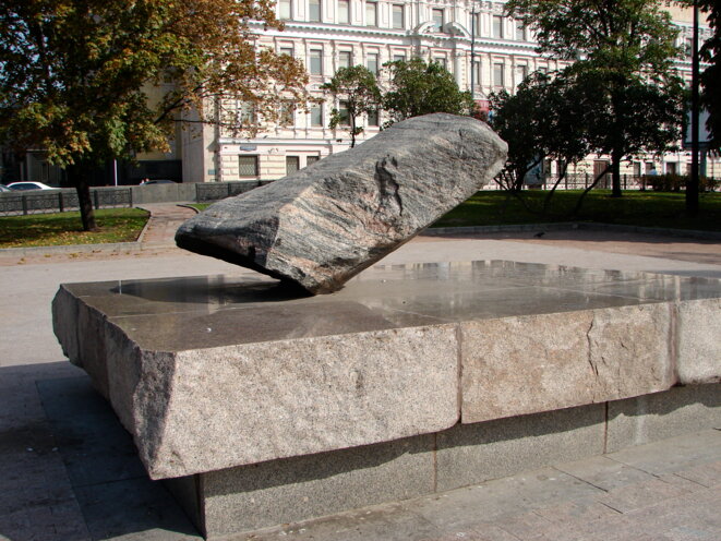 La pierre des îles Solovsky, en mémoire du Goulag du même nom, sur la place Lyubyanka à Moscou. © KA La pierre des îles Solovsky, en mémoire du Goulag du même nom, sur la place Lyubyanka à Moscou. © KA