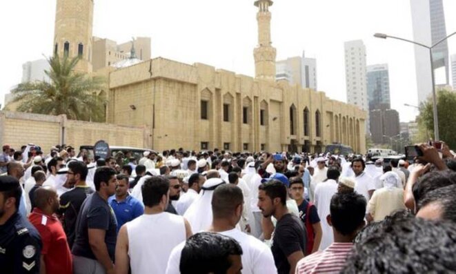 la mosquée Imam al Sadek dans le quartier de Sawaber dans la partie orientale de Koweït City.
'attentat à la bombe commis vendredi contre une mosquée chiite et qui a fait 27 morts dans la capitale de l'émirat © Reuters.