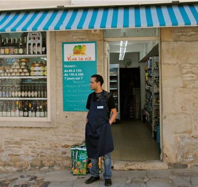 Bachir, devant son épicerie © A. D. Bachir, devant son épicerie © A. D.