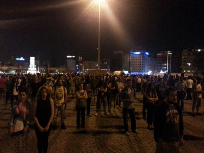 Quelques temps après, « les hommes et femmes debout » à Taksim. Quelques temps après, « les hommes et femmes debout » à Taksim.