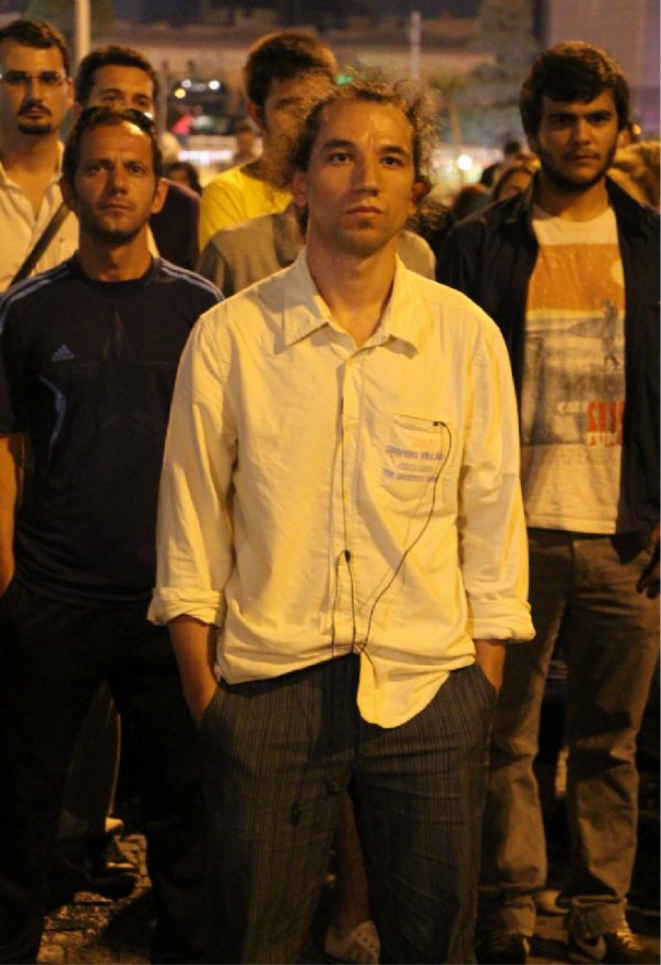 « L’homme debout », à Taksim, Erdem Gunduz, danseur-chorégraphe. « L’homme debout », à Taksim, Erdem Gunduz, danseur-chorégraphe.