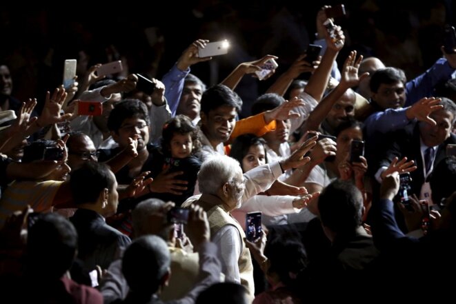 Indian Prime Minister Narendra Modi (C) waves as he arrives for a community reception at SAP Center in San Jose, California September 27, 2015. REUTERS/Stephen Lam © Reuters