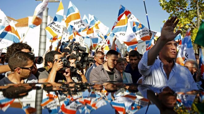 Le premier ministre portugais, Pedro Passos Coelho, en campagne, le 22 septembre près de Lisbonne. © Reuters. Le premier ministre portugais, Pedro Passos Coelho, en campagne, le 22 septembre près de Lisbonne. © Reuters.