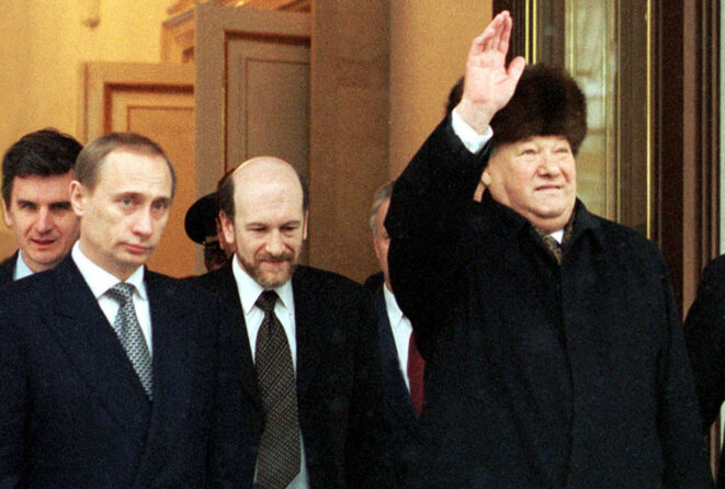 Le 31 décembre 1999, Boris Eltsine annonce sa démission et confie l'intérim à la tête de l'Etat au premier ministre, Vladimir Poutine. © Reuters. Le 31 décembre 1999, Boris Eltsine annonce sa démission et confie l'intérim à la tête de l'Etat au premier ministre, Vladimir Poutine. © Reuters.