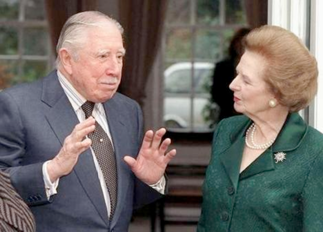Margaret Thatcher venue apporter son soutien à Augusto Pinochet en mars 1999. Margaret Thatcher venue apporter son soutien à Augusto Pinochet en mars 1999.