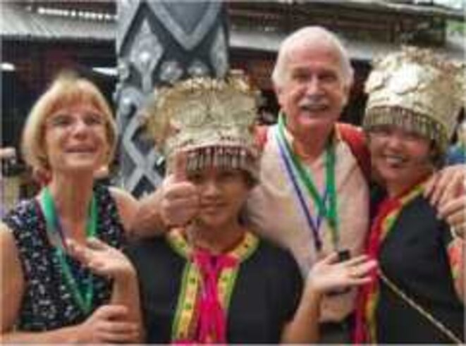 Avec de jeunes Asiatiques, lors d'un voyage esperantiste © ?? Avec de jeunes Asiatiques, lors d'un voyage esperantiste © ??
