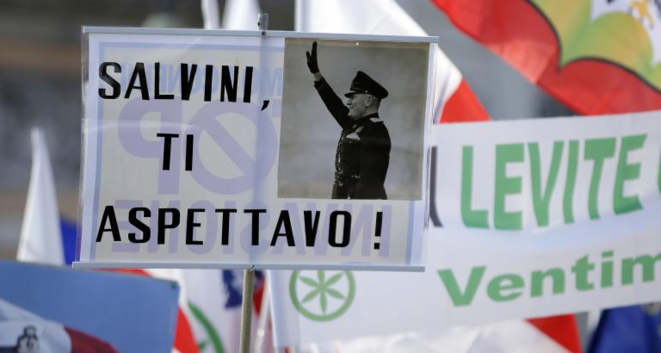 Dans la foule, une pancarte avec le portrait de Mussolini accompagné du slogan « Salvini, on t'attendait ». © Reuters Dans la foule, une pancarte avec le portrait de Mussolini accompagné du slogan « Salvini, on t'attendait ». © Reuters