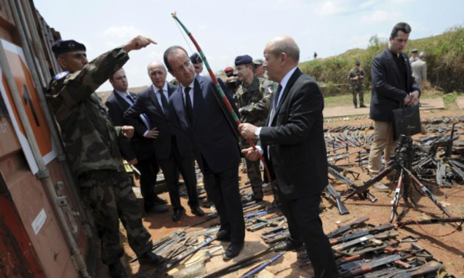 Jean-Yves Le Drian, François Hollande et Laurent Fabius avec les soldats français à Bangui, le 28 février 2014 © Reuters Jean-Yves Le Drian, François Hollande et Laurent Fabius avec les soldats français à Bangui, le 28 février 2014 © Reuters