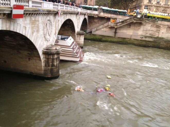 Lancer de gerbes au Pont Saint-Michel à Paris © E.P. Lancer de gerbes au Pont Saint-Michel à Paris © E.P.