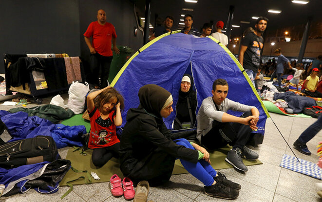 Des réfugiés campent dans la gare de Budapest, le 28 août 2015 © Reuters Des réfugiés campent dans la gare de Budapest, le 28 août 2015 © Reuters