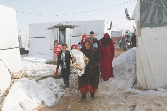 Des Syriens dans un camp de réfugiés situé dans la vallée de la Bekaa, au Liban © Reuters Des Syriens dans un camp de réfugiés situé dans la vallée de la Bekaa, au Liban © Reuters
