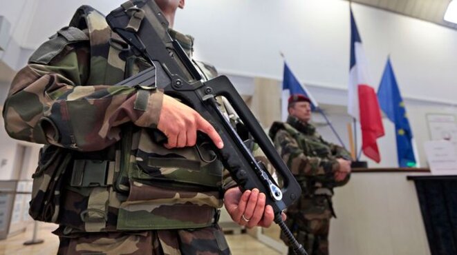 Gardes militaires pour plan vigipirate à la préfecture de Nice, février 2015 © Reuters/Éric Gaillard Gardes militaires pour plan vigipirate à la préfecture de Nice, février 2015 © Reuters/Éric Gaillard