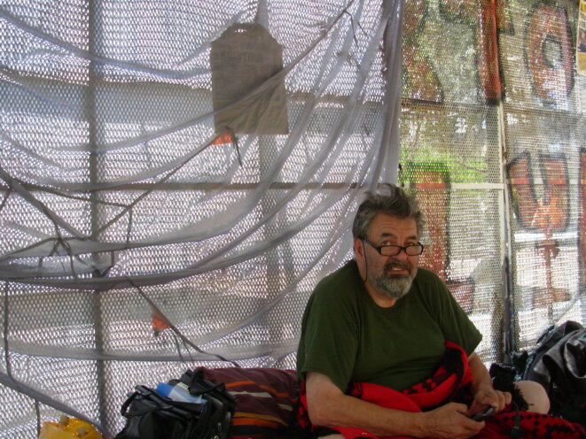 El lider del MIDJ en huelga de hambre por la universidad popular, en Plaza de Mayo de Buenos Aires